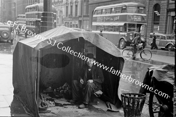 COLLEGE GREEN WORKMAN WITH BRAZIER